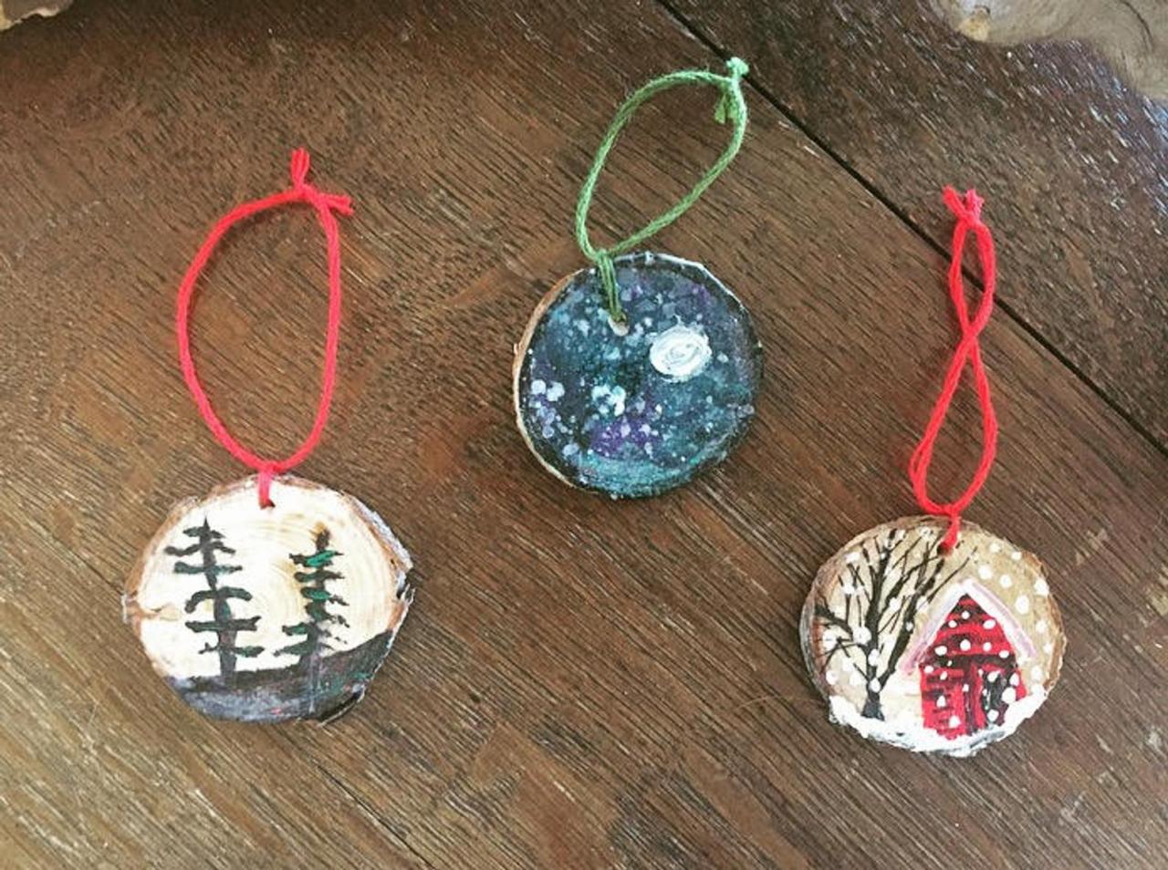 Set Of 3 Handpainted Pine\barn/ Northern Lights Wonder Christmas Ornament Set