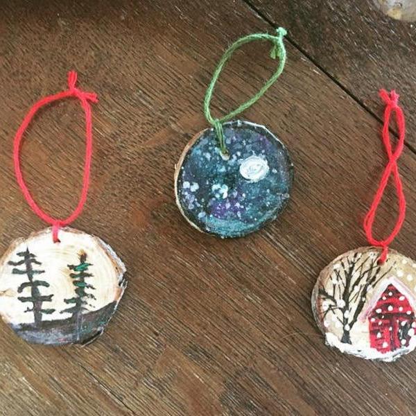 1 Magnet Handpainted Pine\Barn/ Northern Lights Wonder Christmas ornament